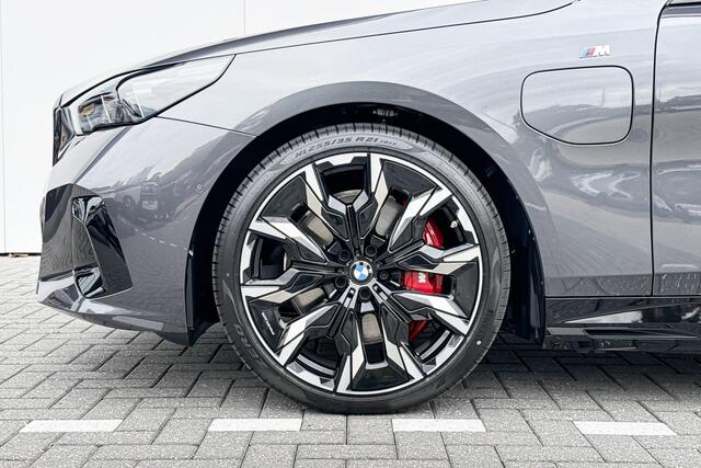 BMW 5-SERIE Touring 550e xDrive | M Sport Pro | Innovation Pack | Travel Pack | Comfort Pack | Trekhaak