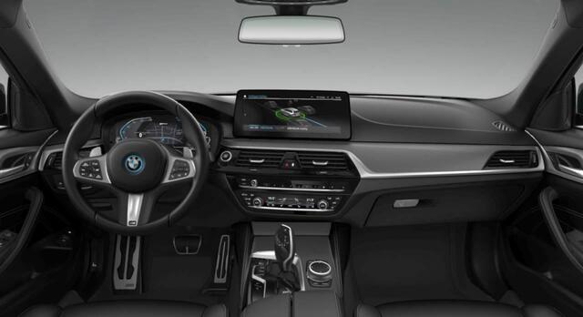 BMW 5-SERIE Touring 530e M-Sport | Panoramadak | CoPilot | Head Up
