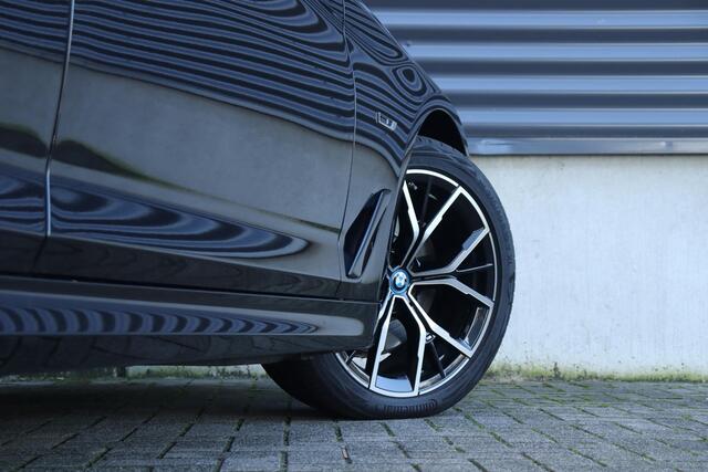 BMW 5-SERIE Touring 530e | High Executive | M Sportpakket | Panodak | Trekhaak | HiFi | Laserlight | Comfort Access | Head-Up | Parking Assistant | Driving Assistant | 19''LMV