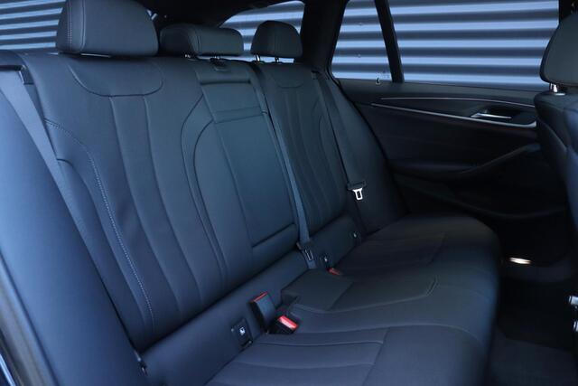 BMW 5-SERIE Touring 530e | High Executive | M Sportpakket | Panodak | Trekhaak | HiFi | Laserlight | Comfort Access | Head-Up | Parking Assistant | Driving Assistant | 19''LMV