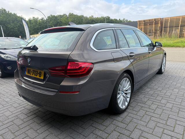 BMW 5-SERIE Touring 528i Luxury Edition | AUTOMAAT | 2E EIGENAAR | 12MND GARANTIE | LEDER | CRUISE | NAVI | PDC |