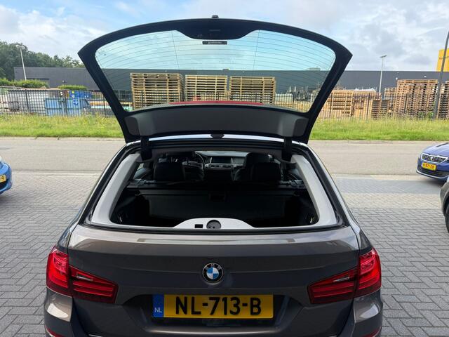 BMW 5-SERIE Touring 528i Luxury Edition | AUTOMAAT | 2E EIGENAAR | 12MND GARANTIE | LEDER | CRUISE | NAVI | PDC |
