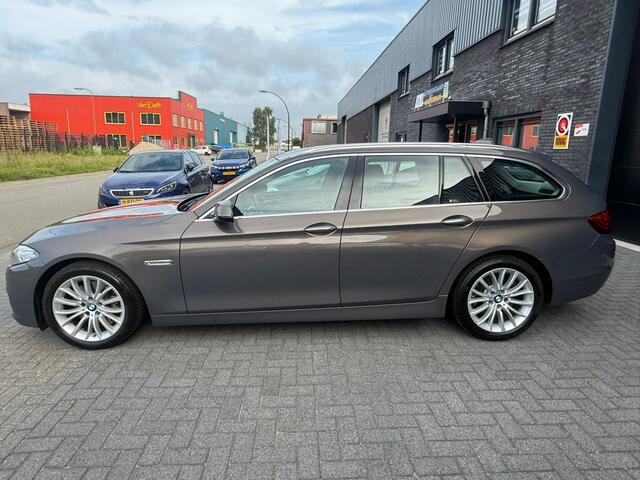BMW 5-SERIE Touring 528i Luxury Edition | AUTOMAAT | 2E EIGENAAR | 12MND GARANTIE | LEDER | CRUISE | NAVI | PDC |