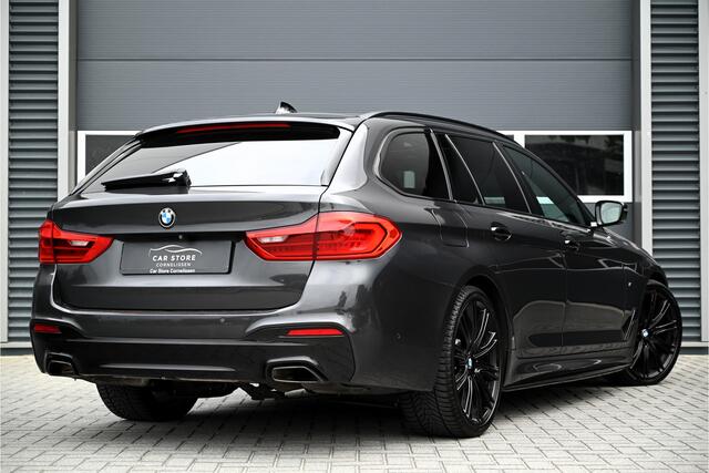 BMW 5-SERIE Touring 520d M-SPORT / PANO / LEDER / HUD / CAMERA / STOELVERWARMING / TELEFOONLADER / 20"