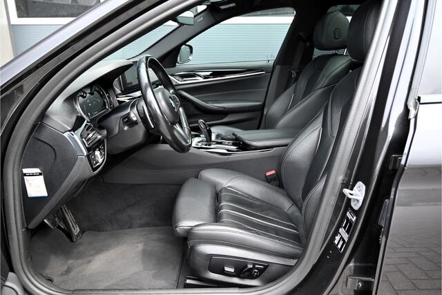BMW 5-SERIE Touring 520d M-SPORT / PANO / LEDER / HUD / CAMERA / STOELVERWARMING / TELEFOONLADER / 20"