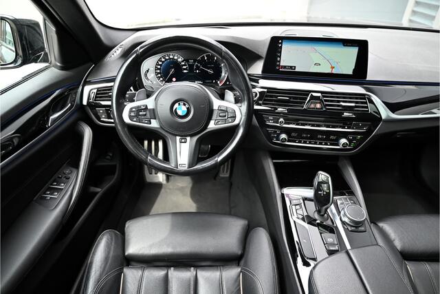 BMW 5-SERIE Touring 520d M-SPORT / PANO / LEDER / HUD / CAMERA / STOELVERWARMING / TELEFOONLADER / 20"