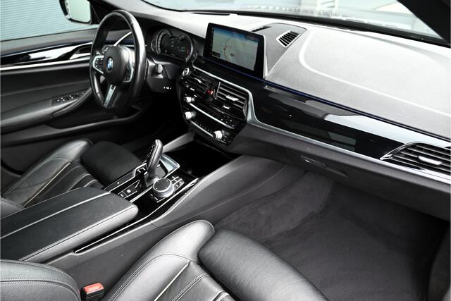 BMW 5-SERIE Touring 520d M-SPORT / PANO / LEDER / HUD / CAMERA / STOELVERWARMING / TELEFOONLADER / 20"