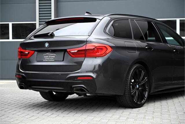 BMW 5-SERIE Touring 520d M-SPORT / PANO / LEDER / HUD / CAMERA / STOELVERWARMING / TELEFOONLADER / 20"