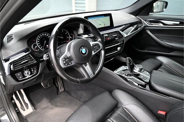 BMW 5-SERIE Touring 520d M-SPORT / PANO / LEDER / HUD / CAMERA / STOELVERWARMING / TELEFOONLADER / 20"