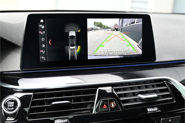 BMW 5-SERIE Touring 520d M-SPORT / PANO / LEDER / HUD / CAMERA / STOELVERWARMING / TELEFOONLADER / 20"