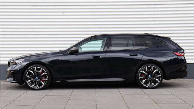 BMW 5-SERIE Touring 550e xDrive M-Sport Pro | Stoelventilatie | Bowers & Wilkins | M Onderstel Professional | Panoramadak | Head-up | Carbon | Trekhaak