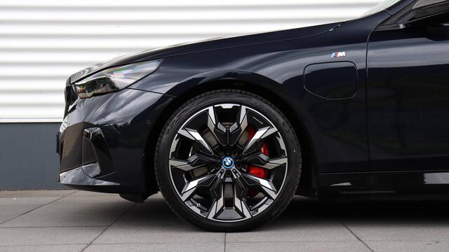 BMW 5-SERIE Touring 550e xDrive M-Sport Pro | Stoelventilatie | Bowers & Wilkins | M Onderstel Professional | Panoramadak | Head-up | Carbon | Trekhaak