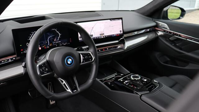 BMW 5-SERIE Touring 550e xDrive M-Sport Pro | Stoelventilatie | Bowers & Wilkins | M Onderstel Professional | Panoramadak | Head-up | Carbon | Trekhaak