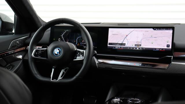 BMW 5-SERIE Touring 550e xDrive M-Sport Pro | Stoelventilatie | Bowers & Wilkins | M Onderstel Professional | Panoramadak | Head-up | Carbon | Trekhaak