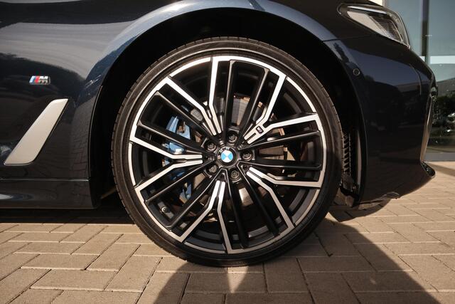 BMW 5-SERIE Sedan 530e High Executive | M Sportpakket | Comfort Access Pakket | Head-up Display