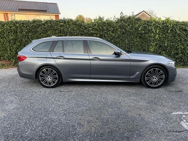BMW 5-SERIE Touring 530d xDrive High Executive M-Sport | Automaat | Panoramadak | Leer | Navi Pro | LED | Cruise Control | 360 Camera | PDC | Trekhaak | Sportstoelen | Dealer onderhouden | APK tot 22-05-2026!