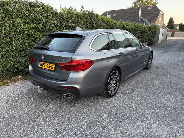 BMW 5-SERIE Touring 530d xDrive High Executive M-Sport | Automaat | Panoramadak | Leer | Navi Pro | LED | Cruise Control | 360 Camera | PDC | Trekhaak | Sportstoelen | Dealer onderhouden | APK tot 22-05-2026!
