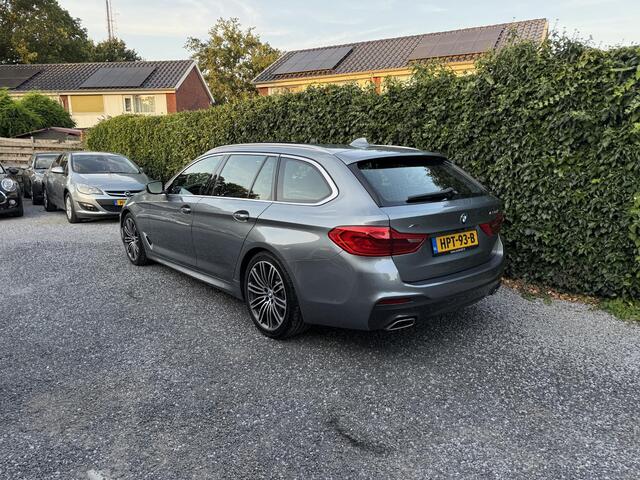 BMW 5-SERIE Touring 530d xDrive High Executive M-Sport | Automaat | Panoramadak | Leer | Navi Pro | LED | Cruise Control | 360 Camera | PDC | Trekhaak | Sportstoelen | Dealer onderhouden | APK tot 22-05-2026!