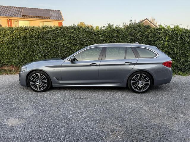 BMW 5-SERIE Touring 530d xDrive High Executive M-Sport | Automaat | Panoramadak | Leer | Navi Pro | LED | Cruise Control | 360 Camera | PDC | Trekhaak | Sportstoelen | Dealer onderhouden | APK tot 22-05-2026!