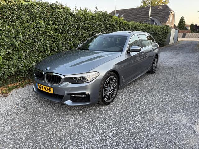 BMW 5-SERIE Touring 530d xDrive High Executive M-Sport | Automaat | Panoramadak | Leer | Navi Pro | LED | Cruise Control | 360 Camera | PDC | Trekhaak | Sportstoelen | Dealer onderhouden | APK tot 22-05-2026!