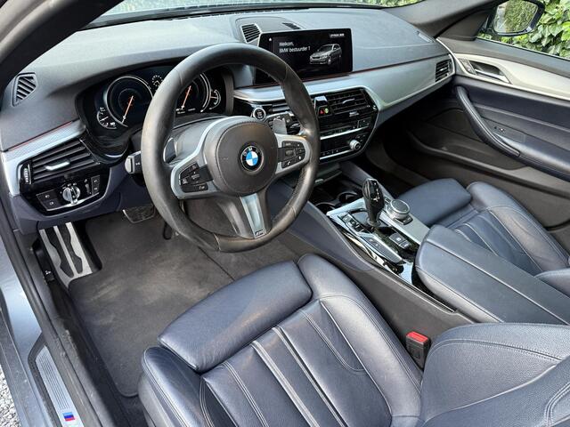 BMW 5-SERIE Touring 530d xDrive High Executive M-Sport | Automaat | Panoramadak | Leer | Navi Pro | LED | Cruise Control | 360 Camera | PDC | Trekhaak | Sportstoelen | Dealer onderhouden | APK tot 22-05-2026!