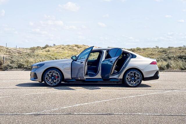 BMW 5-SERIE Sedan 530e xDrive | M Sport Pro | Bowers & Wilkins | Glazen Panoramadak | Trekhaak |