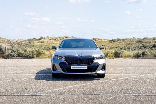 BMW 5-SERIE Sedan 530e xDrive | M Sport Pro | Bowers & Wilkins | Glazen Panoramadak | Trekhaak |