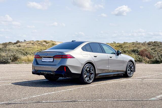 BMW 5-SERIE Sedan 530e xDrive | M Sport Pro | Bowers & Wilkins | Glazen Panoramadak | Trekhaak |