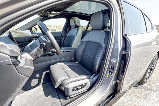 BMW 5-SERIE Sedan 530e xDrive | M Sport Pro | Bowers & Wilkins | Glazen Panoramadak | Trekhaak |