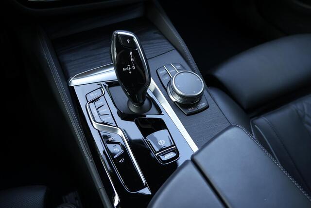 BMW 5-SERIE Touring 530e xDrive Business Edition Plus M-Sportpakket, Head up display, Panoramadak, Keyless, Driving, Assistent Plus, Harman Kardon, Parkeerhulpsysteem Plus, BMW Live Cockpit, Innovatiepakket, DAB, Stoelverwarming voor en achter, BMW Laserlicht, Stuurw