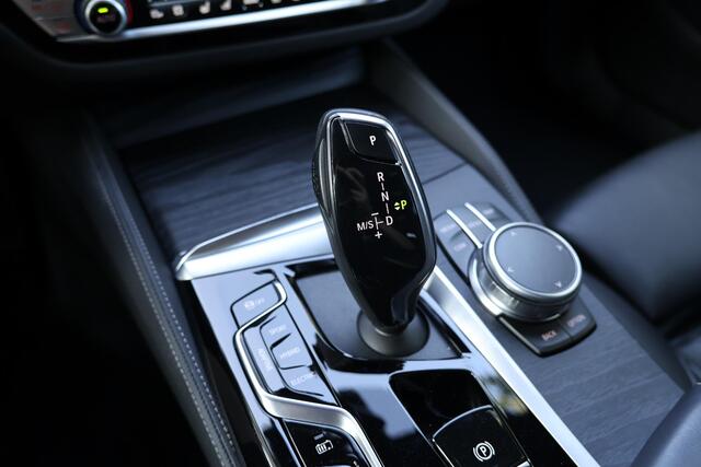 BMW 5-SERIE Touring 530e xDrive Business Edition Plus M-Sportpakket, Head up display, Panoramadak, Keyless, Driving, Assistent Plus, Harman Kardon, Parkeerhulpsysteem Plus, BMW Live Cockpit, Innovatiepakket, DAB, Stoelverwarming voor en achter, BMW Laserlicht, Stuurw