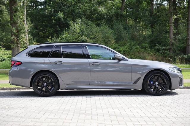 BMW 5-SERIE Touring 530e High Executive M-Sportpakket, Head up display, Panoramadak, Keyless, Driving Assistent Plus, Harman Kardon, Stuurwielverwarming, Parkeerhulpsysteem Plus, BMW Live Cockpit, Innovatiepakket, etc.