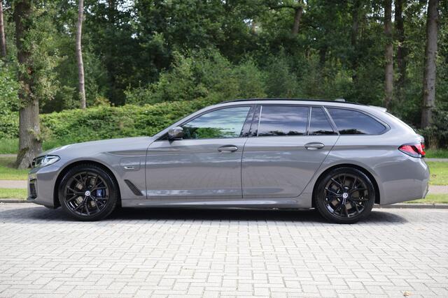 BMW 5-SERIE Touring 530e High Executive M-Sportpakket, Head up display, Panoramadak, Keyless, Driving Assistent Plus, Harman Kardon, Stuurwielverwarming, Parkeerhulpsysteem Plus, BMW Live Cockpit, Innovatiepakket, etc.