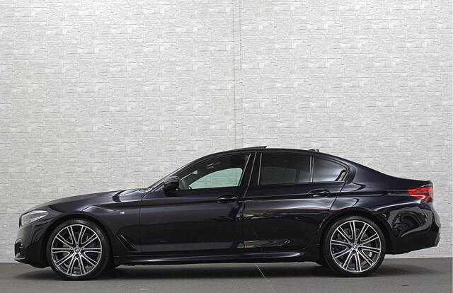 BMW 5-SERIE 540i M-Sport | Schuifdak | Individual Leder | Harman-Kardon | Comfortstoelen | Head-Up | Memory | Full-LED | Stuurverwarming | 20'' | Origineel NL | Camera | Sfeerverlichting | Stoelverwarming | Carplay | Draadloos Laden |