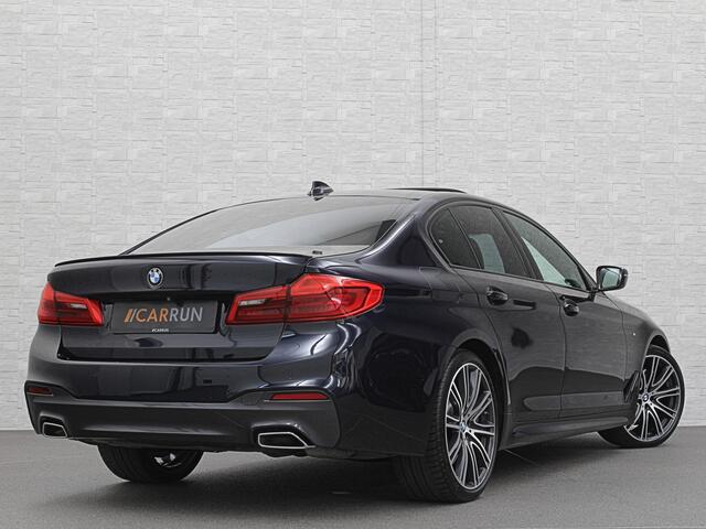 BMW 5-SERIE 540i M-Sport | Schuifdak | Individual Leder | Harman-Kardon | Comfortstoelen | Head-Up | Memory | Full-LED | Stuurverwarming | 20'' | Origineel NL | Camera | Sfeerverlichting | Stoelverwarming | Carplay | Draadloos Laden |