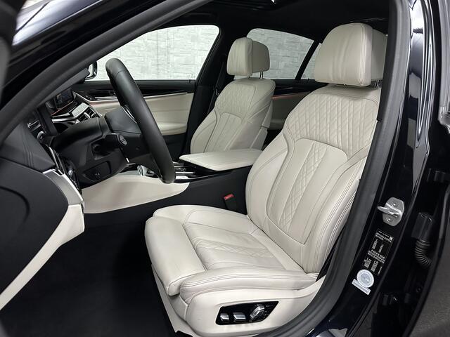 BMW 5-SERIE 540i M-Sport | Schuifdak | Individual Leder | Harman-Kardon | Comfortstoelen | Head-Up | Memory | Full-LED | Stuurverwarming | 20'' | Origineel NL | Camera | Sfeerverlichting | Stoelverwarming | Carplay | Draadloos Laden |