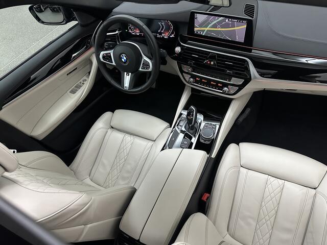 BMW 5-SERIE 540i M-Sport | Schuifdak | Individual Leder | Harman-Kardon | Comfortstoelen | Head-Up | Memory | Full-LED | Stuurverwarming | 20'' | Origineel NL | Camera | Sfeerverlichting | Stoelverwarming | Carplay | Draadloos Laden |