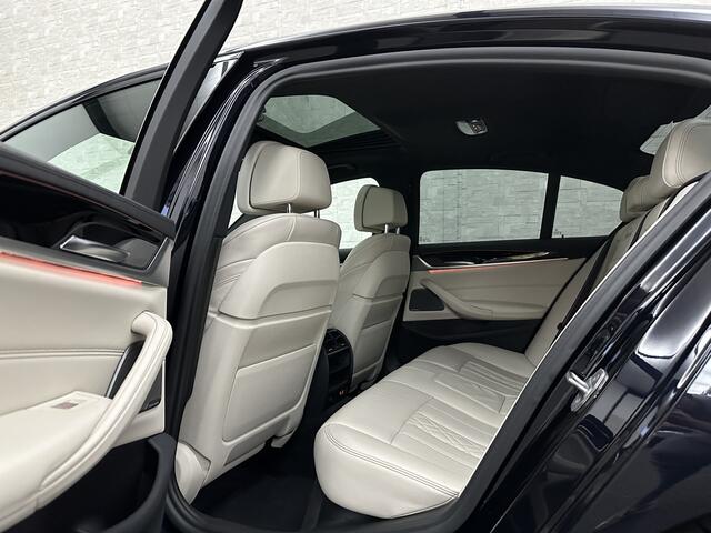 BMW 5-SERIE 540i M-Sport | Schuifdak | Individual Leder | Harman-Kardon | Comfortstoelen | Head-Up | Memory | Full-LED | Stuurverwarming | 20'' | Origineel NL | Camera | Sfeerverlichting | Stoelverwarming | Carplay | Draadloos Laden |