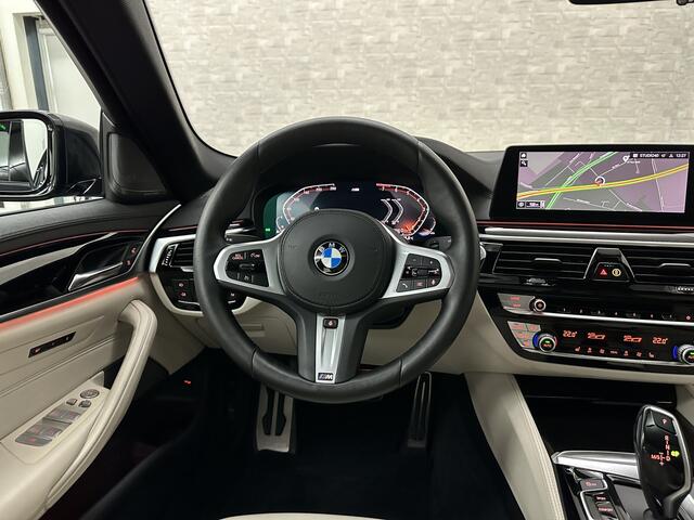BMW 5-SERIE 540i M-Sport | Schuifdak | Individual Leder | Harman-Kardon | Comfortstoelen | Head-Up | Memory | Full-LED | Stuurverwarming | 20'' | Origineel NL | Camera | Sfeerverlichting | Stoelverwarming | Carplay | Draadloos Laden |
