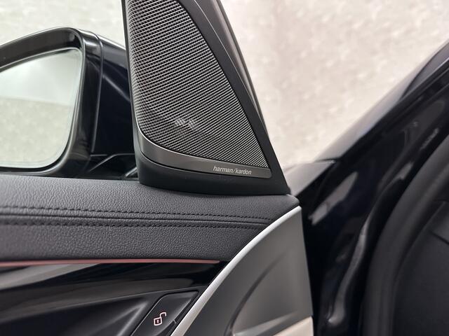 BMW 5-SERIE 540i M-Sport | Schuifdak | Individual Leder | Harman-Kardon | Comfortstoelen | Head-Up | Memory | Full-LED | Stuurverwarming | 20'' | Origineel NL | Camera | Sfeerverlichting | Stoelverwarming | Carplay | Draadloos Laden |