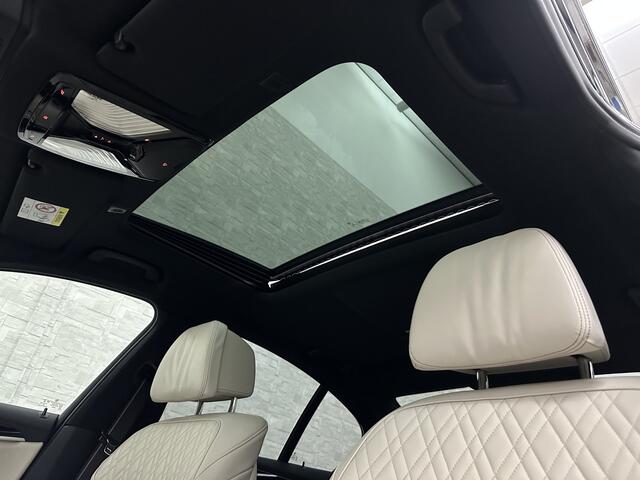 BMW 5-SERIE 540i M-Sport | Schuifdak | Individual Leder | Harman-Kardon | Comfortstoelen | Head-Up | Memory | Full-LED | Stuurverwarming | 20'' | Origineel NL | Camera | Sfeerverlichting | Stoelverwarming | Carplay | Draadloos Laden |