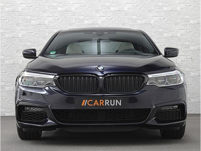 BMW 5-SERIE 540i M-Sport | Schuifdak | Individual Leder | Harman-Kardon | Comfortstoelen | Head-Up | Memory | Full-LED | Stuurverwarming | 20'' | Origineel NL | Camera | Sfeerverlichting | Stoelverwarming | Carplay | Draadloos Laden |
