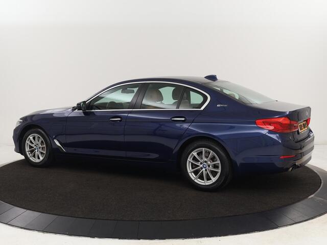 BMW 5-SERIE 530e iPerformance | Leder | Stoelverwarming | Sfeerverlichting | Full LED | Navigatie | Parkeerhulp | Sportstoelen | Cruise control | PHEV | Plug In