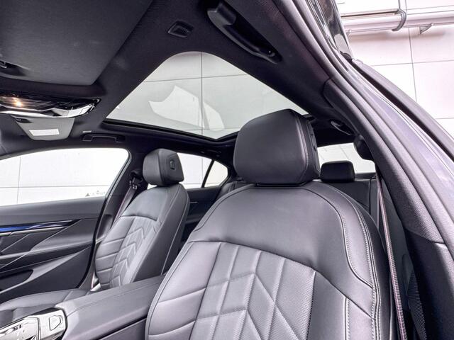 BMW 5-SERIE Sedan 530e M Sport Edition | M Sport Pro | Travel Pack | Comfort Pack