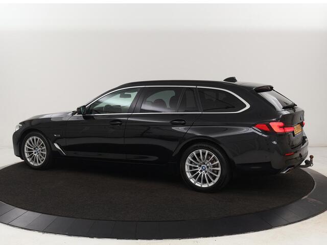 BMW 5-SERIE 530e High Executive | Leder | Adaptive cruise | Stoelverwarming | Carplay | Camera | Trekhaak | Sfeerverlichting | Live Cockpit | Sportstoelen | Navigatie | Full LED | PHEV | Plug In