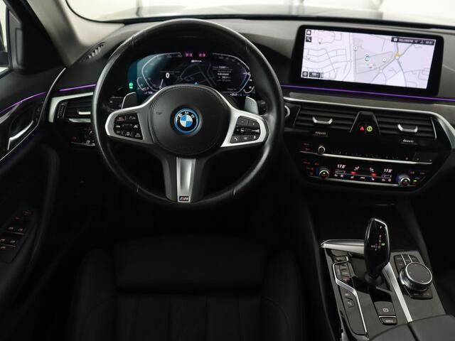 BMW 5-SERIE 530e High Executive | Leder | Adaptive cruise | Stoelverwarming | Carplay | Camera | Trekhaak | Sfeerverlichting | Live Cockpit | Sportstoelen | Navigatie | Full LED | PHEV | Plug In