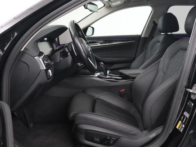 BMW 5-SERIE 530e High Executive | Leder | Adaptive cruise | Stoelverwarming | Carplay | Camera | Trekhaak | Sfeerverlichting | Live Cockpit | Sportstoelen | Navigatie | Full LED | PHEV | Plug In