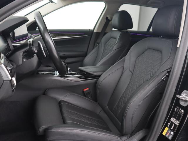 BMW 5-SERIE 530e High Executive | Leder | Adaptive cruise | Stoelverwarming | Carplay | Camera | Trekhaak | Sfeerverlichting | Live Cockpit | Sportstoelen | Navigatie | Full LED | PHEV | Plug In