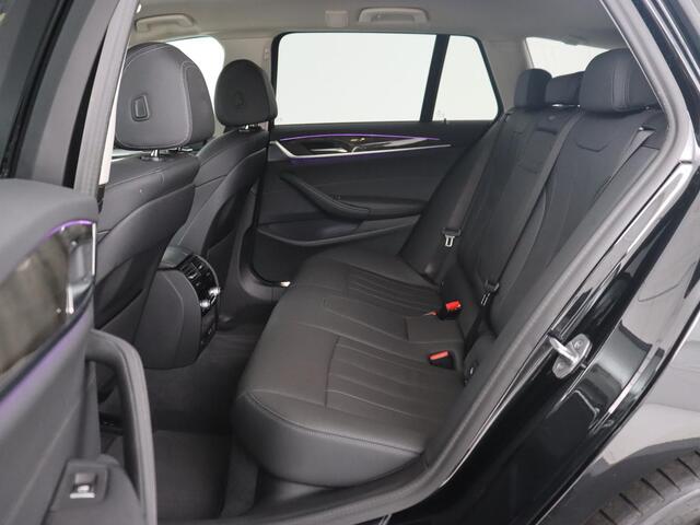 BMW 5-SERIE 530e High Executive | Leder | Adaptive cruise | Stoelverwarming | Carplay | Camera | Trekhaak | Sfeerverlichting | Live Cockpit | Sportstoelen | Navigatie | Full LED | PHEV | Plug In