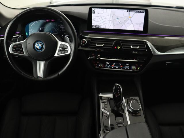 BMW 5-SERIE 530e High Executive | Leder | Adaptive cruise | Stoelverwarming | Carplay | Camera | Trekhaak | Sfeerverlichting | Live Cockpit | Sportstoelen | Navigatie | Full LED | PHEV | Plug In